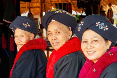 Hill Kabileleri, Chiang Rai, Tayland - 23 Ocak 2007: Yao Hill kabilesinin ulusal kostümlü kadınları.