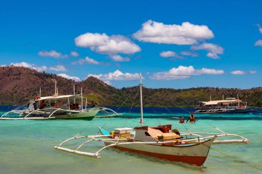 Açık Su ve Kireçtaşı Kayalıkları, Filipinler 'deki Kumsaldaki Bangka Tekneleri