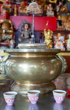 Pirinç tütsü ocağı ve Phuket tapınağında fincanlar.