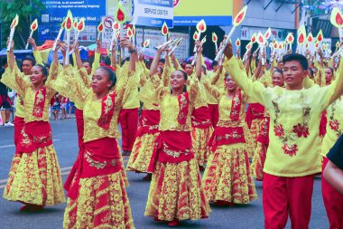 Parlak Kostümlü Dansçılar Gurubu Coşkuyla Sahneye Çıktı