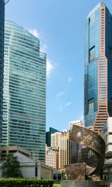 Singapur şehir merkezinde modern binalar ve heykeller