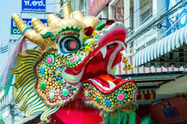 Çin Yeni Yılı, Tayland, Ayutthaya gibi festivallerde ve kutlamalarda önemli bir kültürel sembol olan Çin ejderhasının başı