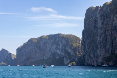Phi Phi adalarındaki kayalıklar ve kayıklar
