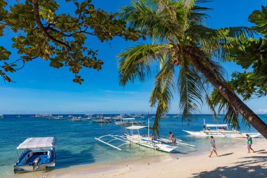 Alona Sahili, Panglao Adası, Bohol, Filipinler - 21 Nisan 2018: Alona Sahili 'nde geleneksel sürat tekneleri       