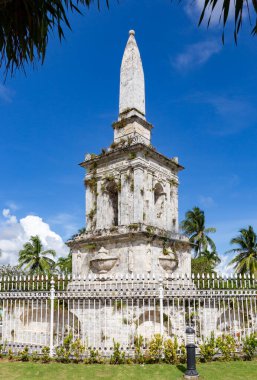Mactan 'da mavi gökyüzü arka planına sahip tarihi anıt