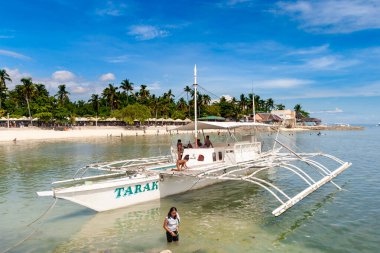 Filipinler 'in Mactan Adası' ndaki Marigondon 'da Banyo Plajı' nda katamaran.