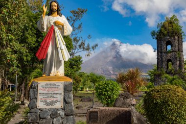 Cagsawa Albayı Filipinler 09 Mart 2018 Cagsawa Kilisesi 'nin kalıntıları, arka planda Mayon Dağı' nın patlamasını gösteriyor..