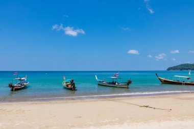 Phuket sahilinde açık denizde yüzen tekneler.