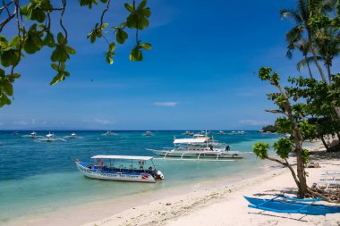 Bohol, Filipinler - 21 Nisan 2018: Filipinler, Panglao Adasındaki Alona Sahili 'nde geleneksel sürat tekneleri.