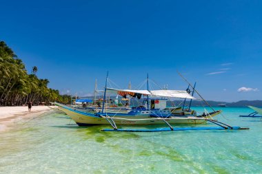 Boracay, Filipinler - 5 Nisan 2018: White Beach 'te insanlar ve tur tekneleri            