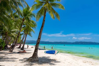 Filipinler 'in batı Visayas bölgesinde popüler tatil yeri olan Boracay White Beach manzarası. 