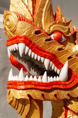 Tayland 'da efsanevi yılan benzeri bir yaratık olan Naga heykelinin yakın çekimi.