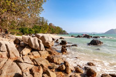 Phuket Tayland 'da açık gökyüzü altında Rocky plajı manzarası