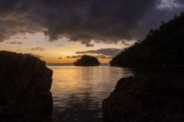 Körfezde güzel bir günbatımı, Güney Leyte, Filipinler