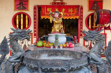 Phuket Tayland 'daki tapınağın içindeki altın heykel.