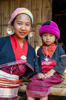 Hill Kabileleri, Chiang Rai, Tayland - 23 Ocak 2007: Palong Hill kabilesinin geleneksel giysileri içinde çocuklu kadın.