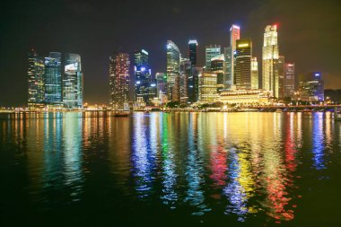 Singapur 'un gökyüzü geceleri suyu yansıtıyor