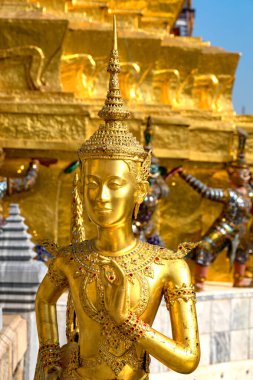 Kinnara 'nın altın heykeli, Tayland' ın Bangkok kentindeki Büyük Saray 'daki Zümrüt Buda Tapınağı' nda (Wat Phra Kaew) bulunan Budist ve Hindu mitolojisinden mitolojik bir yaratıktır.. 