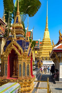 Bangkok, Tayland 'daki Grand Palace, 1782' de Kral I. Rama tarafından inşa edildiğinden beri Siyam Kralları 'nın resmi konutu ve idari ofislerin yeri olarak hizmet veren bir bina kompleksi.. 