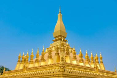 Vientiane, Laos - 17 Şubat 2018: Pha Luang, altın kaplı bir stupa, genellikle Laos 'taki en önemli ulusal anıt olarak kabul edilir.