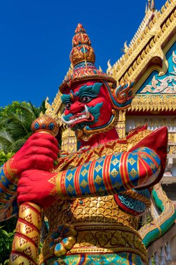 Tayland, Phuket. Korkunç bir Yaksha heykeli tapınağın önünde duruyor. 