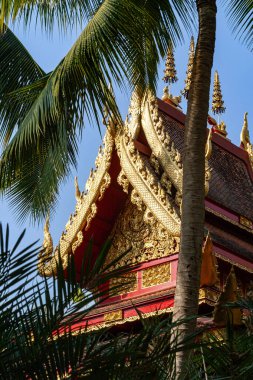 Altın Tepe: Tropikal Lanna Tapınağının Karmaşık Çatı Çizgisi