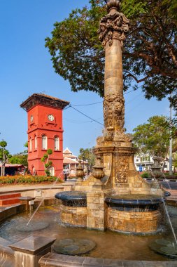 Melaka 'daki kırmızı saat kulesinin yanındaki tarihi çeşme.