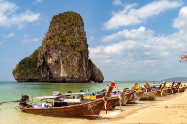 Kayalık kayalıkları ve uzun kuyruklu tekneleri olan Hint Okyanusu. Manzaralı Tayland yengeci 