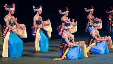 Endonezya Kostümlü Kadın Dansçılar Grubu Geleneksel Dans Gösterisi