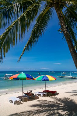 Panglao Adası, Bohol, Filipinler - 20 Nisan 2018: Alona Sahili 'nde güneş ve denizin tadını çıkaran tatilciler.