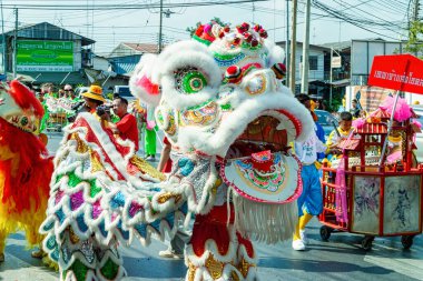 Çin Yeni Yıl kutlamaları için Çin aslan dansı ve ejderha dansı geçit töreni, Ayutthaya, Tayland