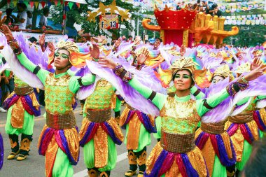 Parlak Kostümlü Dansçılar Gurubu Coşkuyla Sahneye Çıktı