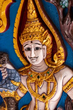 Phuket 'te gülümseyen bir figür tasvir eden karmaşık Thai oymacılığı