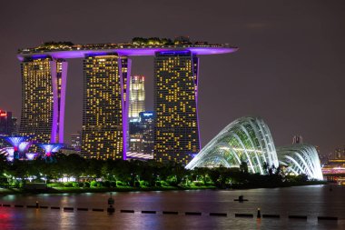 Singapur 'daki marina körfezi kumları gece görüşü
