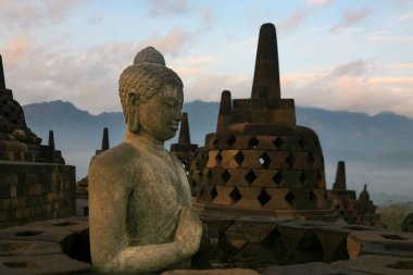 Endonezya 'nın Java kentindeki Budist tapınağında, Borobudur' ta gün batımı manzarası