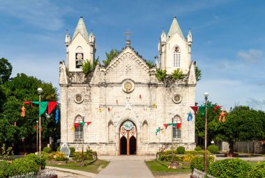 Cebu Filipinler 'de mavi gökyüzünün altında tarihi kilise binası