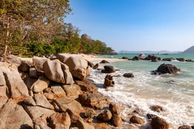 Phuket Tayland 'da açık gökyüzü altında Rocky plajı manzarası