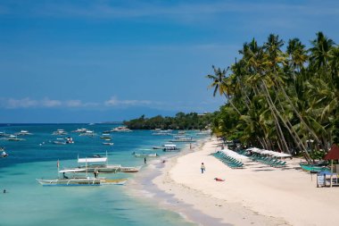 Bohol, Filipinler - 21 Nisan 2018: Filipinler, Panglao Adasındaki Alona Sahili 'nde geleneksel sürat tekneleri.