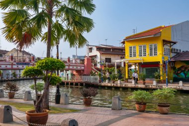Melaka Malezya 'da nehir boyunca renkli binalar