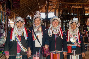 Hill Kabileleri, Chiang Rai, Tayland - 23 Ocak 2007: Akha Tepesi Kabilesi 'nin ulusal kostümlü yaşlı kadınları.