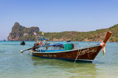 Geleneksel tekne Phi Phi Adalarına demir attı