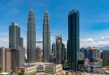 Kuala Lumpur 'un ikonik gökdelenleri Petronas İkiz Kuleleri ile şehir manzarası. Malezya