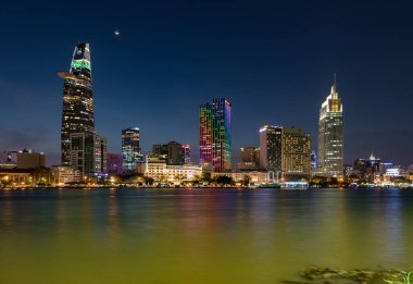 Neon Senfonisi: Saigon 'un Kuleleri Gece Nehirde Parlıyor