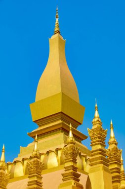 Vientiane, Laos - 17 Şubat 2018: Pha Luang, altın kaplı bir stupa, genellikle Laos 'taki en önemli ulusal anıt olarak kabul edilir.