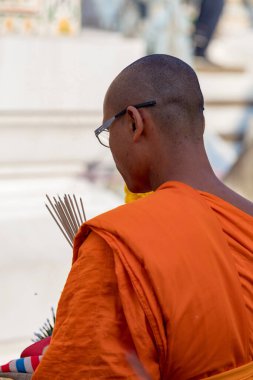 Tapınakta dua eden keşiş insanlar 