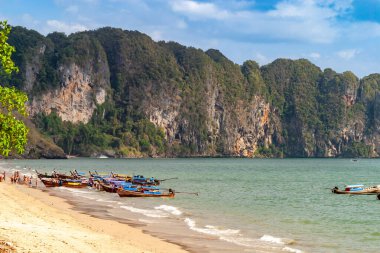 Tayland, Krabi 'de tropikal bir plaja demirlemiş uzun kuyruklu tekneler. ziyaretçi çekim yeri 