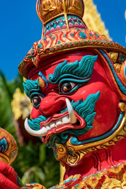 Tayland, Phuket 'te bir tapınakta duran efsanevi bir muhafız olan korkunç Yaksha' nın renkli ve süslü heykeli. 