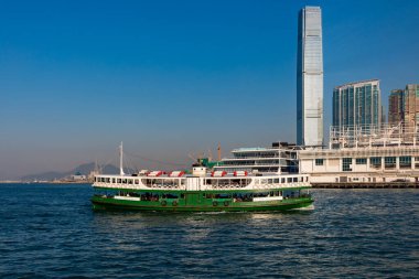 Hong Kong limanından feribot kalkıyor.