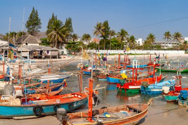 Tayland yengeci. Geleneksel ahşap kuyruklu tekneler ve turistlerle Hint Okyanusu 