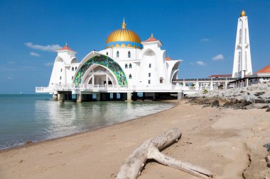 Melaka Boğazı Camii Malezya 'da Deniz Üzerindeki Stilts üzerine inşa edildi